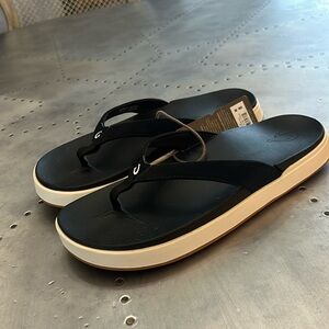 Women’s OluKai black Nu’a Pi’o flip flops size 8 NWT